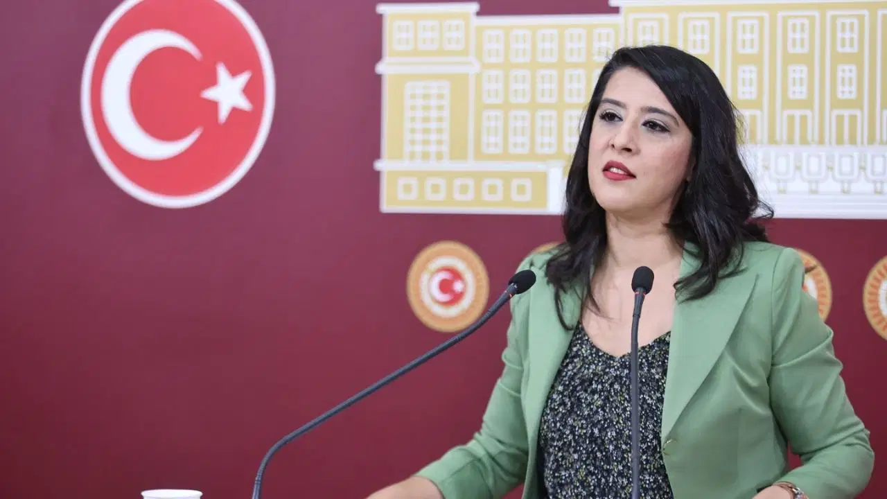 EMEP’li Karaca, Vakıf Üniversitelerindeki Akademisyen Kıyımına Sert Tepki Gösterdi