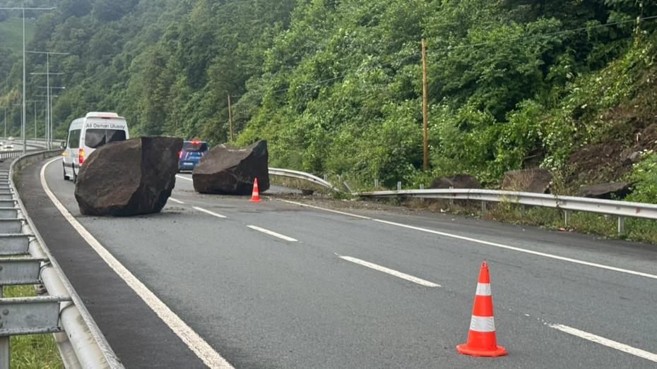 Karadeniz Sahil Yolu, Rize'de Düşen Dev Kaya Parçaları Nedeniyle Trafiğe Kapatıldı