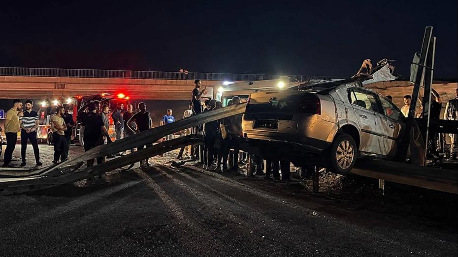 Çelik bariyerlere çarptı. 17 yaşındaki ehliyetsiz sürücüsü öldü