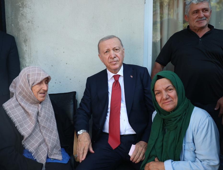 Cumhurbaşkanı Erdoğan'dan Rize'deki Komşu Ziyareti