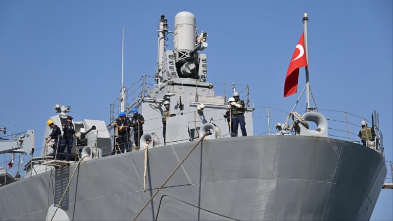 “Lübnan’dan yeni tahliyeler için gemilerimiz ve uçaklarımız hazır”