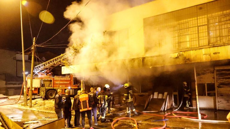 Mersin’de yatak ve ağların üretildiği laboratuvar yandı