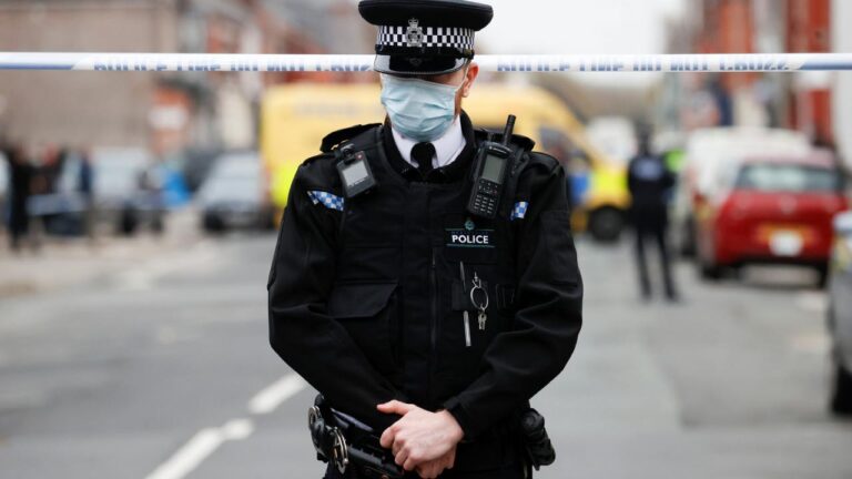 Londra'da bir kişinin aracını kaldırımda yürüyen insanların üzerine sürmesi sonucu 4 kişi yaralandı.