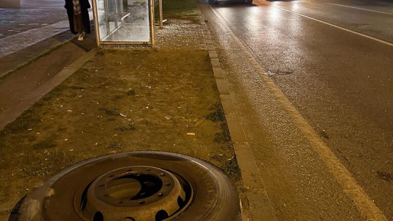 Kamyondan fırlayan tekerlek durakta bekleyen genç kıza çarptı.