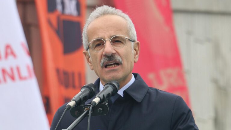 “81 ilimizin 77'sini bölünmüş yollarla birbirine bağladık”