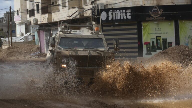 İşgalci İsrail ordusu Filistinli evleri askeri bir kışla dönüştürüyor