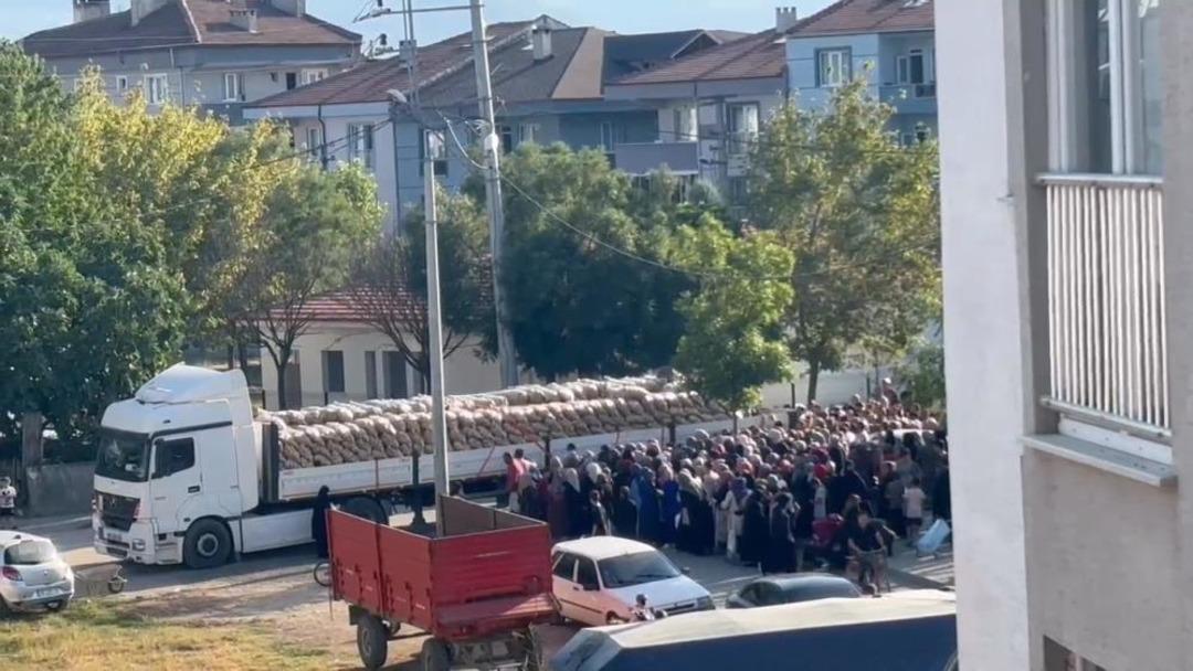 Çantada bir hayırsever 30 ton ücretsiz patates dağıttı 2
