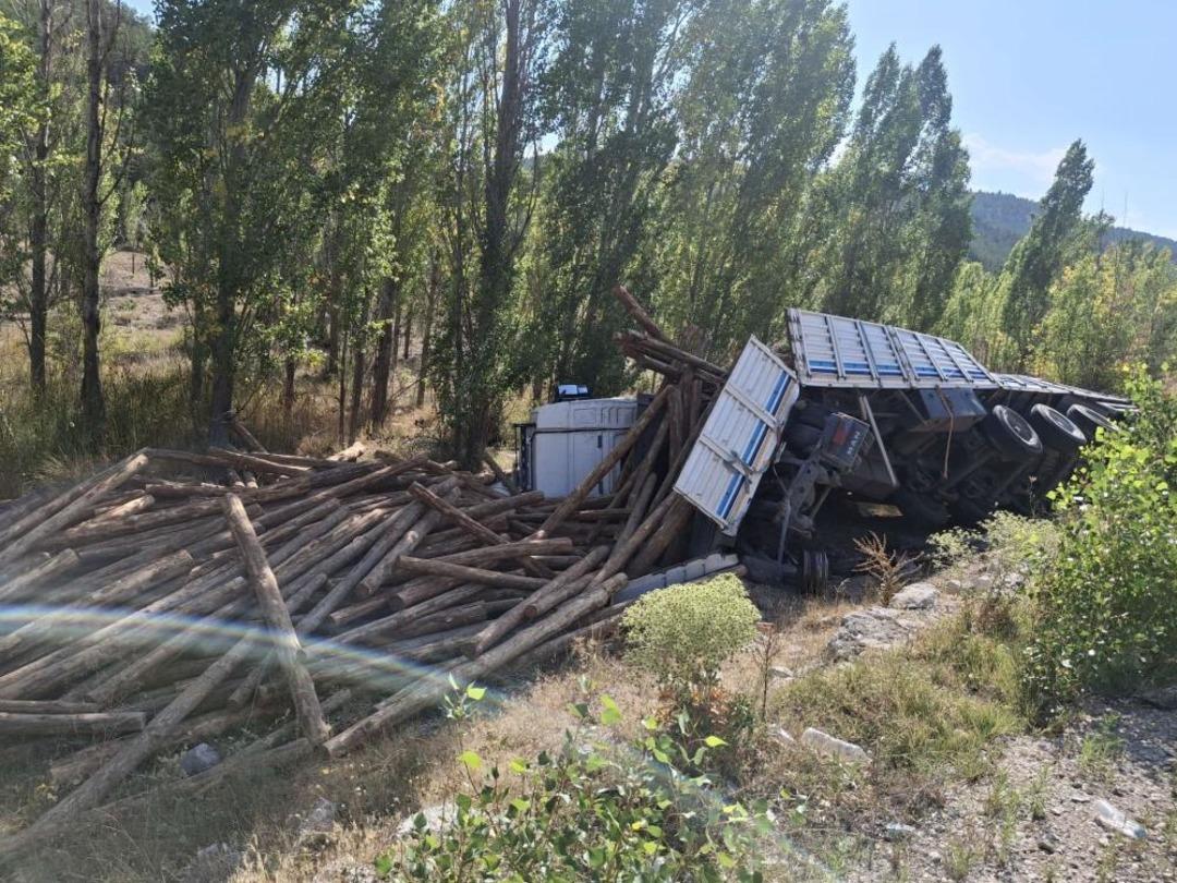 Mermer ve gövdelerin bloklarını taşıyan kamyonlar Konya'ya ters: 2 yaralı 3