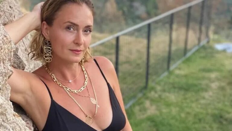 Ceyda Düvenci ayna karşısında fiziği sergiledi!